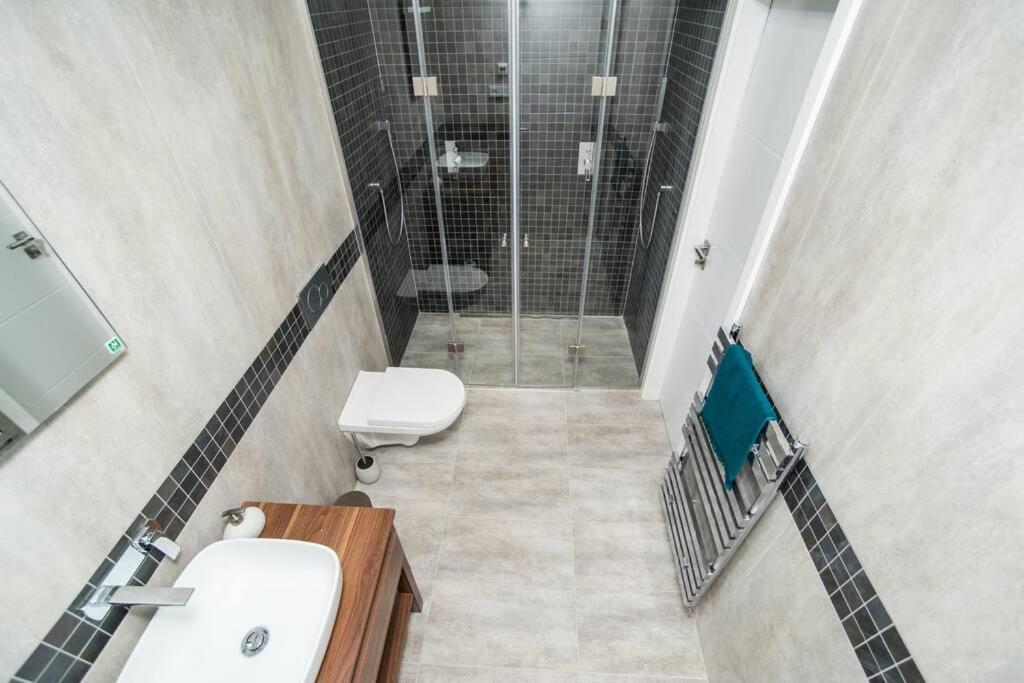 Old Town 1 Bedroom Oasis With Ac And Double Shower Prag Dış mekan fotoğraf
